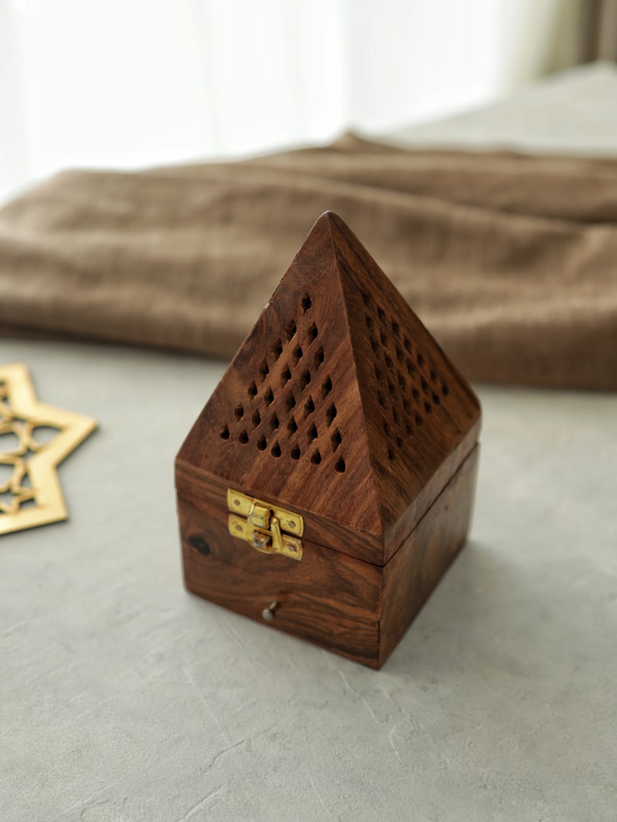 مبخرة هرمي خشب طبيعي